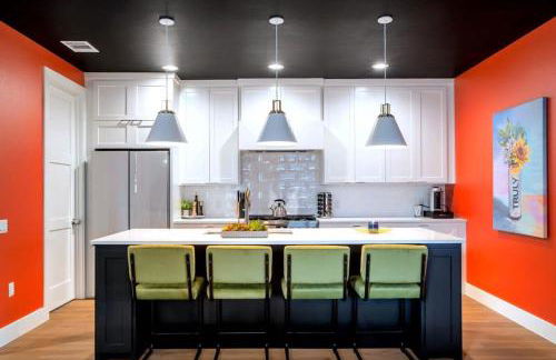 Queens Gambit - 7 Minutes from Downtown - Sleeps 16 - Foto 16