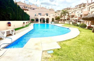 Gorgeous 2 bed Duquesa apartment, 2 pools, easy parking and 2 large balconies, 1 with stunning views - Foto 36
