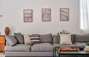 Chic Renovated Chalet with Private Pond - Foto 5