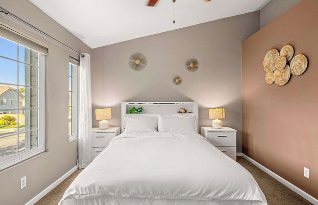 Spacious Retreat w Modern Decor and Private Yard - Photo 36