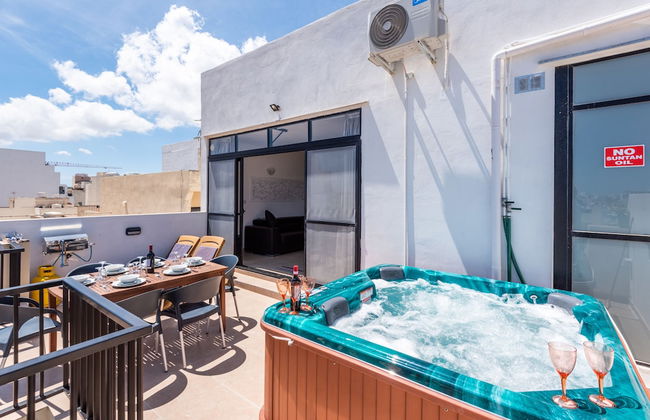 Seashells Penthouse Hot Tub Seaview by Getaways Malta - Foto 9