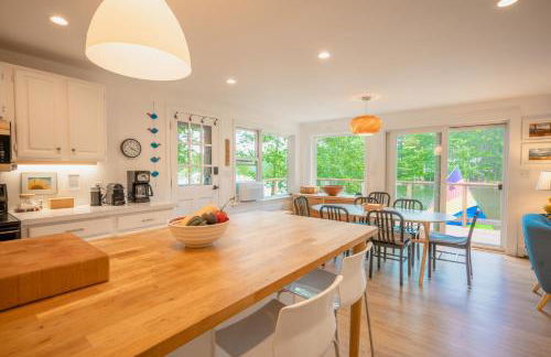 Stylish lake home with private beach, dock and firepit for swimming, kayaking, hiking - Foto 13