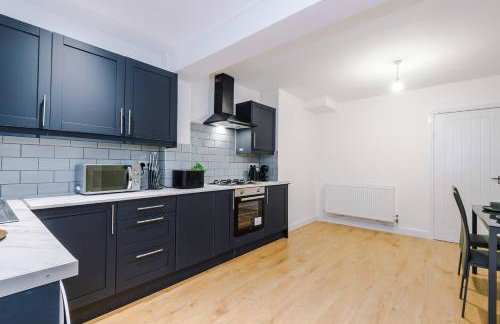 Comfy 3-BR Wirral Home | Free Parking & Wi-Fi - Foto 78