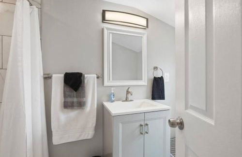 Great Location! 2BR - King Bed - Private Laundry - Foto 6