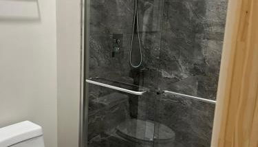 Stay, play and relax in Ohiopyle, PA, Hot tub, Pool table, next to the GAP trail in Ohiopyle, PA - Foto 4, Shower