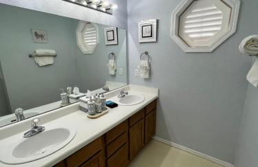 Family Fun! Sleeps 8, King Bed, 2 Queens, and Sofa Bed, Games - in Rogers - Foto 19