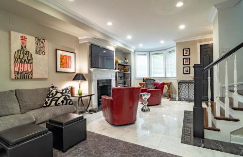 Luxurious Gold Coast 4BR 4-Story Villa with Parking Sleeps 12 Guests - Photo 16