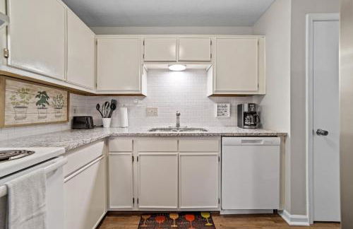 Quiet 2 Bedroom Condo In Greensboro - Photo 6