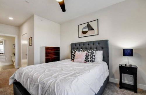 2BR Southtown Apartment FreeParking Wifi Pool Gym - Photo 11