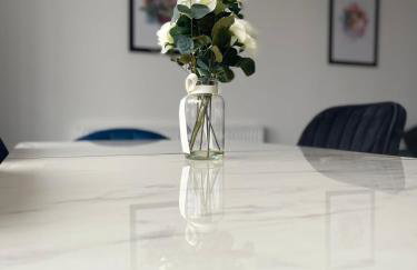 The Felix Apartments - 3 Bedrooms - FREE Parking - Close to train station - Photo 20