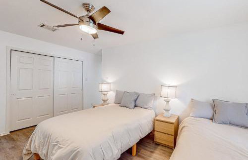 Beautiful dog-friendly home with fireplace, large yard, hammock, W/D, and AC - Foto 21