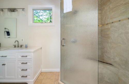 Stunning 4BR Retreat, Deck, Ping Pong, Near Marina - Foto 29