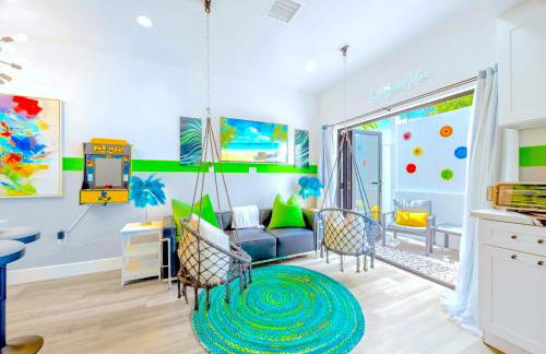 D- Hip & Stylish NoHo Family-Friendly Home near Universal & Hollywood with Patio - Hot Tub - Games - & Parking - Foto 1