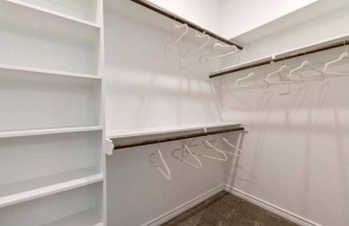 The Benjamin I - 2022 Built Luxury Retreat with Backyard Paradise with Hot Tub Outdoor Movie Screen Dock & Boat Rental - Foto 20