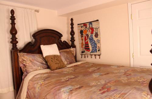 Roomy 2 bedroom 1 bath with private entrance, with fenced yard, and sports court - Foto 13