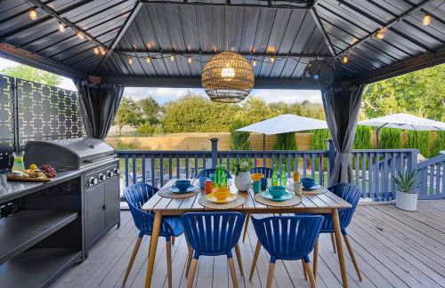 Modern 3BR Retreat with Fun Yard, Mini-Golf, Hot Tub & BBQ Dining Deck - Foto 25