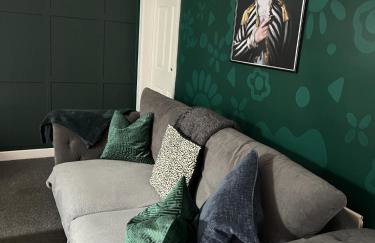 The Hive 2-Bed Apartment with Kitchen and Private Bathroom in Lively Monton Village - Sleeps 4 - Free WiFi - Parking Nearby - Foto 4