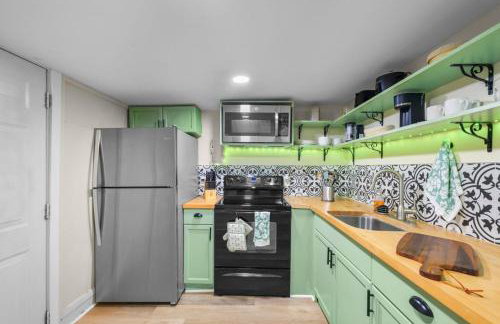Cozy 2BR Retreat w/ Outdoor Deck - Photo 9