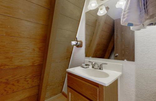 Sierra Nevada Hideaway Cabin with Deck, Mtn Views - Foto 14