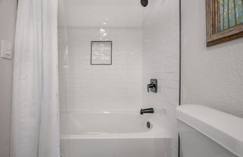 Newly Renovated | Minutes to Riverwalk & Beaches | Tampa Heights - Foto 77