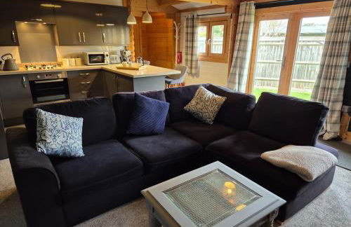 Chalet close to Heathrow T5, Windsor Castle, Legoland, Thorpe Park, with off road parking, free Wifi, private garden, spacious & fully equipped, cozy wood burner & comfy sofa, ideal for exploring London with trains to Waterloo, a beautiful unique retreat - Foto 15