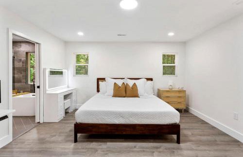 Stylish Lakehouse with Black-and-White Modern Design near Lake Hartwell, Clemson SC - Foto 18