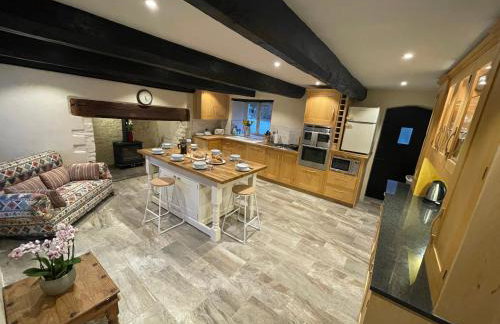 Large Historic Farmhouse in Rhondda Valley Perfect for Groups with Hot Tub - Foto 3