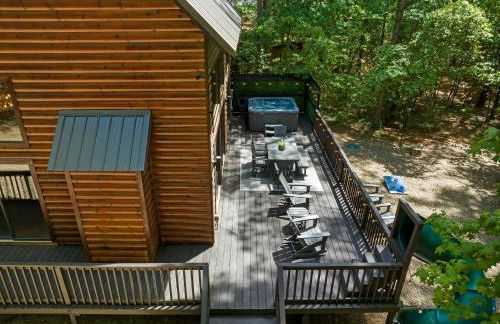 Hickory Bear - Cabin surrounded by pines, Sleeps 10, Hot Tub, Fire Pit, Arcade, Foosball Table & Deck Slide - Photo 61