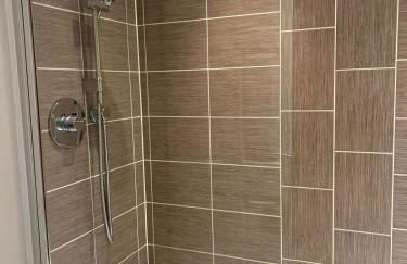 Cozy 2-Bed Home near Barnwell Country Park - Free Parking - Photo 8