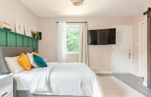 Stylish 3BR Townhouse with Backyard,and Easy Parking - Photo 32