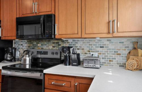 Relaxing 4 bedroom - Full Kitchen & Dining - BART - Photo 11