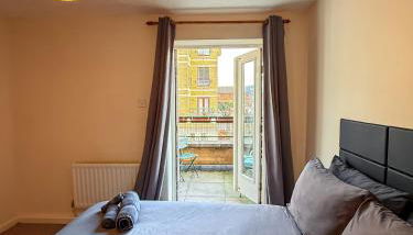 Modern 2 Bed Sleeps 6 near O2 ExCeL Enjoy river views and easy access to the IFS Cloud Cable Car Features 2 bedrooms plus a sofa bed for 6 guests - Foto 5