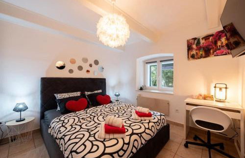 City Center Apartment with Free Parking - Foto 2