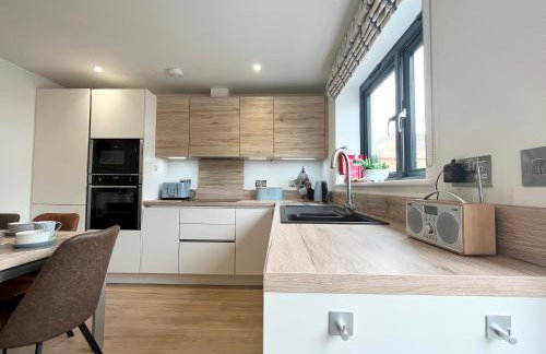 Beautiful 3 Bed Townhouse with Parking, close to Sea Front - Photo 9