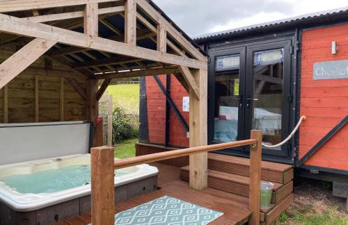 Luxury Railway carriage with own private hot tub - Photo 18