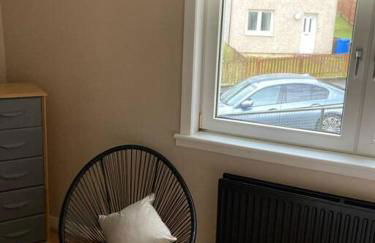 Budget friendly apartment with stairs Near Glasgow airport and Loch Lomond - Foto 3