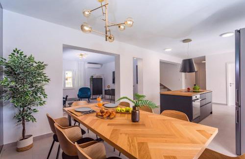 VILLA ALMIC with heated pool, 5 bedrooms, Gaming room, a multi-use playground court - Photo 16