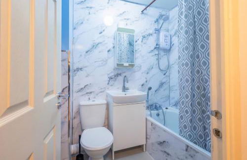 Near Heathrow T5 Slough Windsor sleeps 3-4 - Photo 12