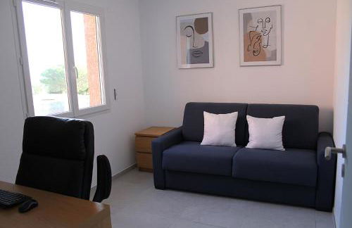 Modern 4 bedroom villa, air-conditioning, swimming pool, private gardens - Photo 12