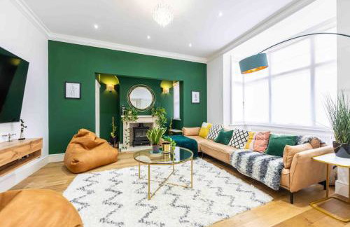 The Lymington Hub Slps 13 hot tub/chef/spa - Photo 35