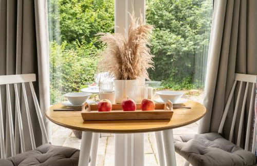 Woodland Art Studio - Cosy Woodland Studio with Private Hot Tub - Photo 15