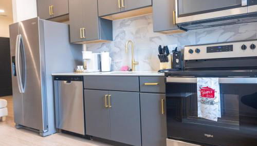 Cozy 1BR with Private Balcony, Gym, Pool & Workspace - Foto 3