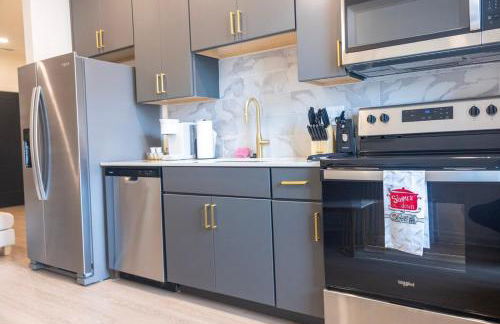 Cozy 1BR with Private Balcony, Gym, Pool & Workspace - Foto 3