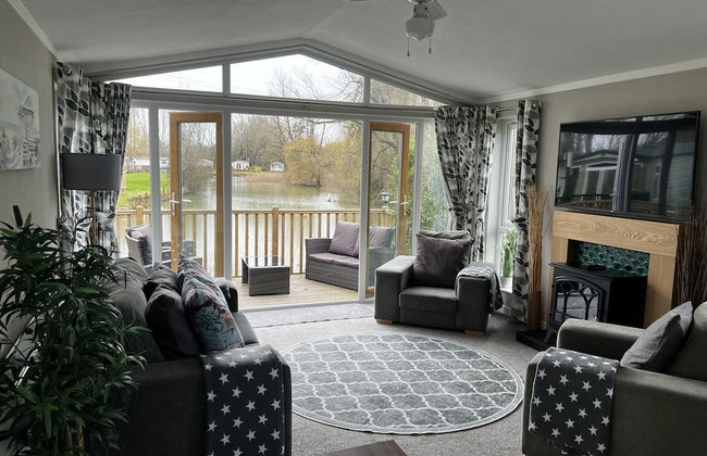 Beautiful and Tranquil Lakeside Lodge - Sleeps 5 - Foto 1