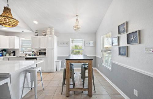 Beach Cottage with Soaking Pool and Outdoor Oasis - Foto 13