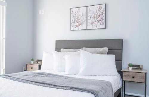 Magical 5-Bedroom Retreat w/ Pool, 3 Ensuite Bedrooms, Near Disney, and Internet! - Foto 9