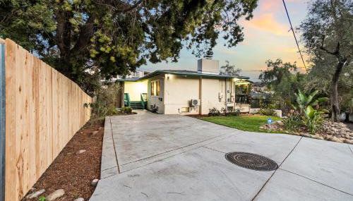 Entire Private Home with 4 Bedrooms 2 Bathrooms, Spacious, Lux King Bed, Ranch Style, Prime Area, Available Now - Foto 2