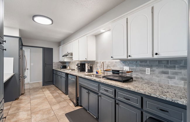 Spacious Retreat 8 Bedroom River - Photo 15