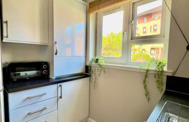Stylish City Apartment with Free Parking near Town - Foto 31