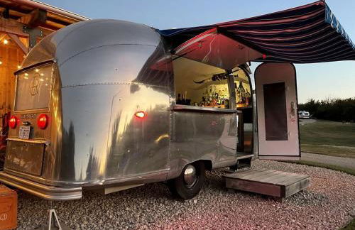 Restored Beautiful Airstream Fully Equipped with Incredible Outdoor Living in Texas - Foto 33